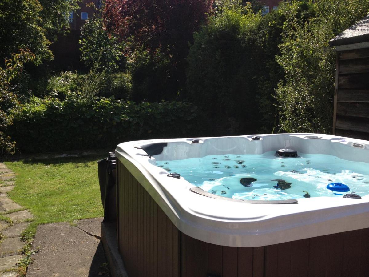 Large 5 Bed House In Scarborough Near The Beach, Large Garden & Hot Tub Екстер'єр фото