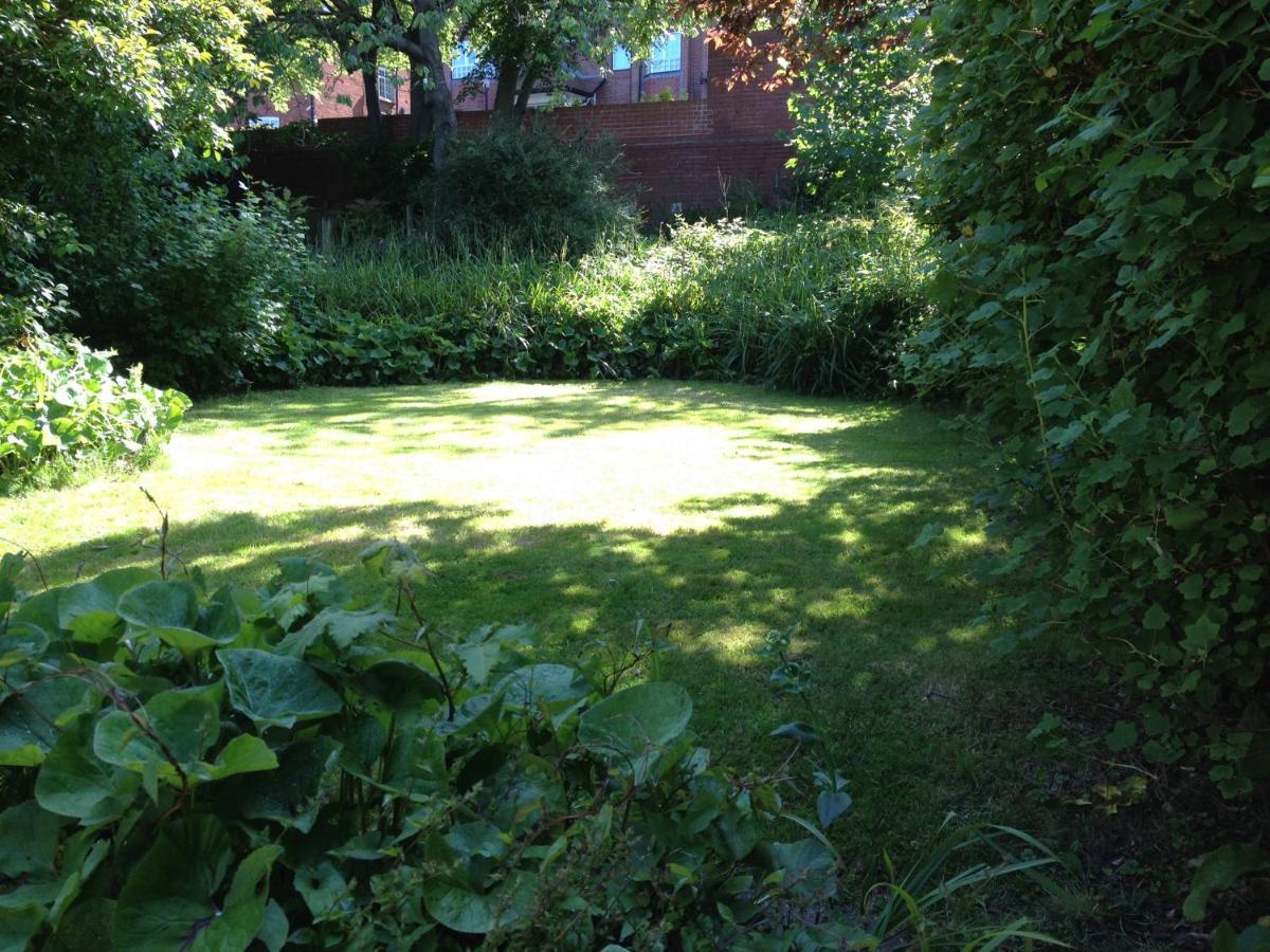 Large 5 Bed House In Scarborough Near The Beach, Large Garden & Hot Tub Екстер'єр фото